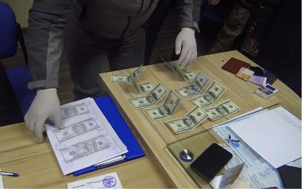 При получении 1 000 долларов задержали 51-летнего гражданина одной из стран СНГ и 35-летнего кыргызстанца - Sputnik Кыргызстан