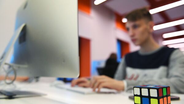 Школьник занимается на компьютере в учебном классе. Архивное фото - Sputnik Кыргызстан