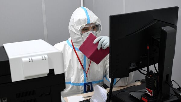 Медик во время работы за компьютером в больнице. Архивное фото - Sputnik Кыргызстан