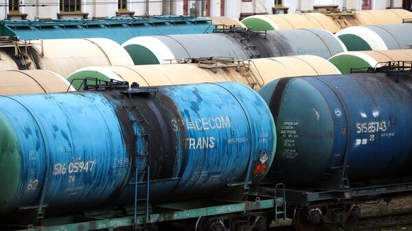 Железнодорожные цистерны для перевозки нефтепродуктов на вокзале. Архивное фото - Sputnik Кыргызстан