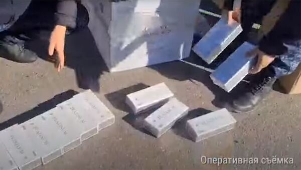 Полмиллиона пачек сигарет незаконно ввезли в КР из Ирана — Финпол. Видео - Sputnik Кыргызстан