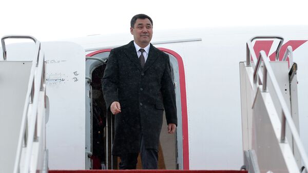 Кыргызстандын президенти Садыр Жапаров учактан түшүп жатат. Архив - Sputnik Кыргызстан