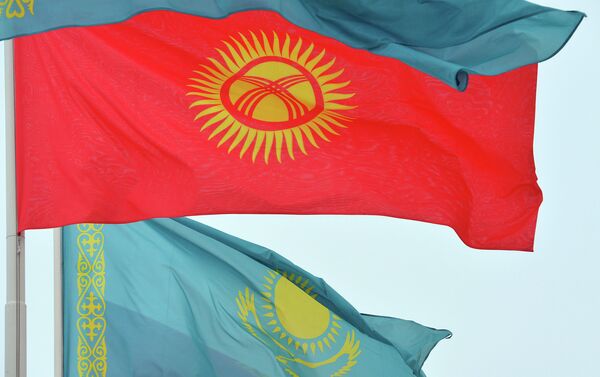 Флагштокто Кыргызстан менен Казакстандын туулары илинген, килем төшөлүп, ардак кароол тизилип турат - Sputnik Кыргызстан