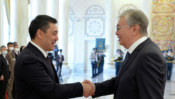 Президент Садыр Жапаров с президентом Казахстана Касым-Жомартом Токаевым. Архивное фото - Sputnik Кыргызстан