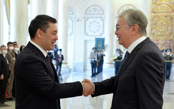Обсуждены актуальные вопросы двустороннего и многостороннего сотрудничества Кыргызстана с Казахстаном, а также дальнейшие перспективы взаимодействия, сообщает пресс-служба президента КР - Sputnik Кыргызстан