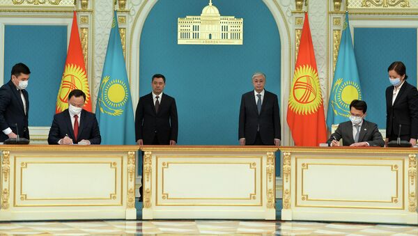 В рамках государственного визита президента Кыргызстана Садыра Жапарова в Казахстан подписан ряд документов, направленных на дальнейшее углубление кыргызско-казахстанского двустороннего сотрудничества. 2 марта 2021 года - Sputnik Кыргызстан