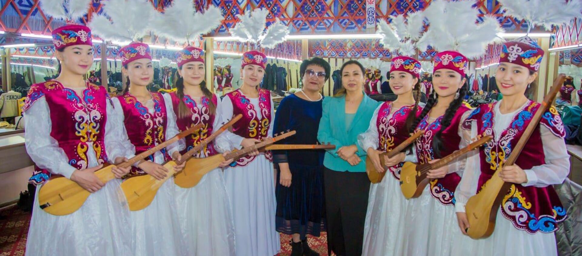 Большой концерт посвященный женщинам прошел в Бишкеке - Sputnik Кыргызстан, 1920, 02.03.2021