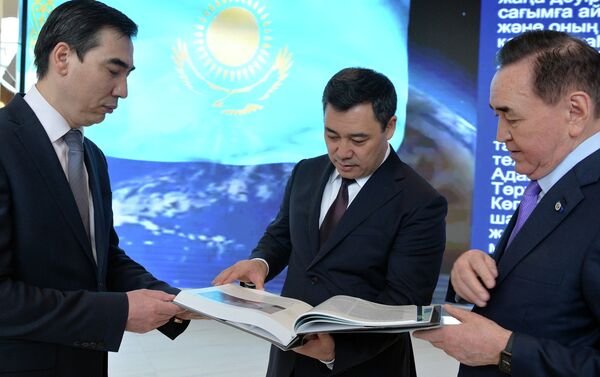 Мамлекет башчысына музейдин ачылышы жана анын экспонаттары тууралуу айтып беришкен - Sputnik Кыргызстан