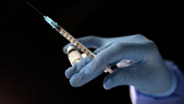 Медсестра держит шприц и флакон с вакциной Pfizer-BioNTech. Архивное фото - Sputnik Кыргызстан