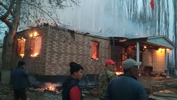 Пожар в здании школы в Кара-Сууйском районе - Sputnik Кыргызстан