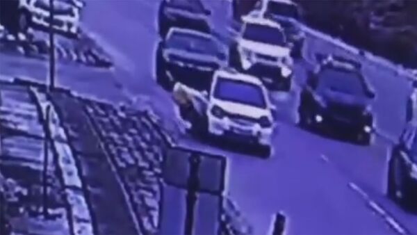 Спасаясь от грабителей, бишкекчанин на ходу выпрыгнул из авто — видео - Sputnik Кыргызстан