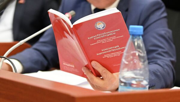 Депутат ЖК изучает Конституцию Кыргызской Республики во время заседания - Sputnik Кыргызстан
