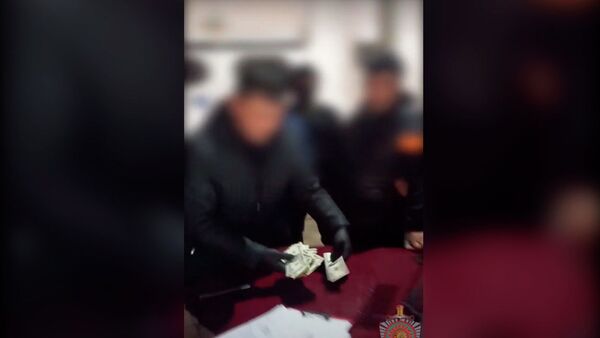 В Кыргызстане сбывали фальшивые доллары, задержан подозреваемый — видео - Sputnik Кыргызстан