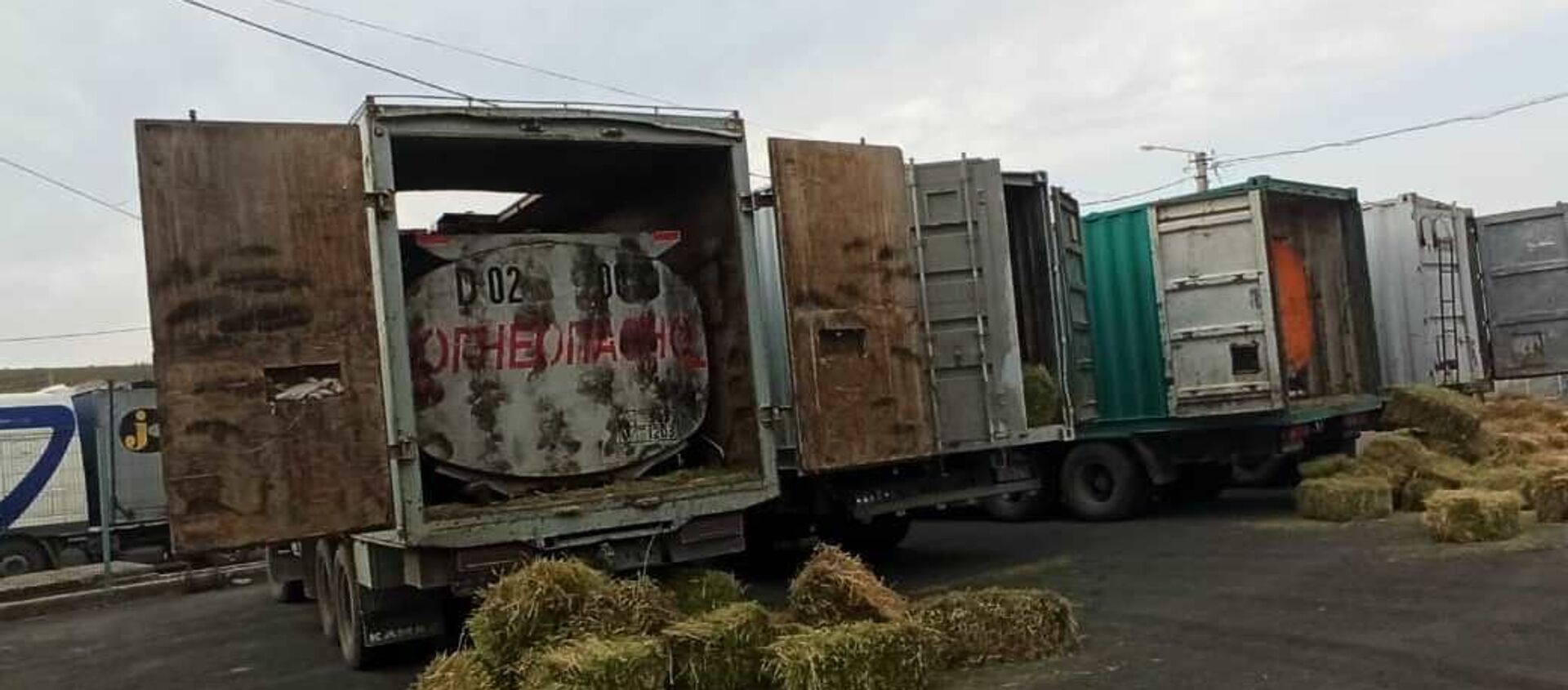 Задержание незаконно перевозивших ГСМ грузовиков - Sputnik Кыргызстан, 1920, 03.03.2021