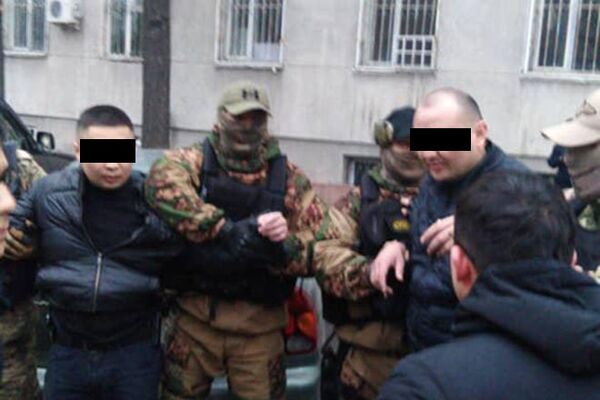 В Бишкеке задержаны два оперативника УВД Октябрьского района - Sputnik Кыргызстан
