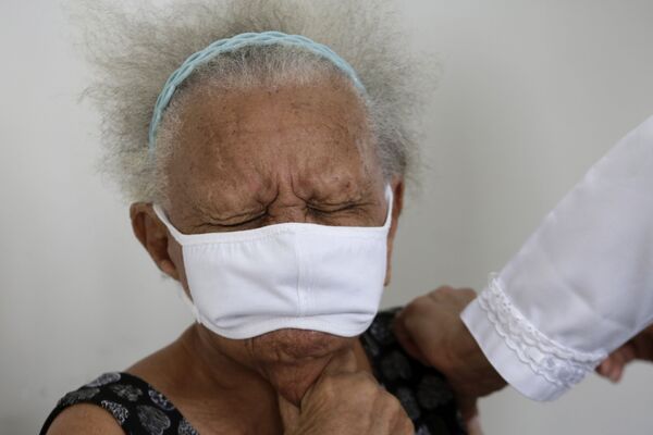 90-летняя Жюстина Батиста во время вакцинации против COVID-19 китайской вакциной Sinovac в Бразилиа, Бразилия - Sputnik Кыргызстан