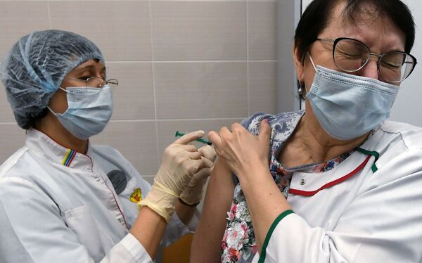 Медицинская сотрудница Сибирского федерального университета вакцинируется против COVID-19 вакциной Спутник V - Sputnik Кыргызстан