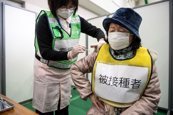 Медсестра во время учений по вакцинации против  Covid-19 в Кавасаки, Япония - Sputnik Кыргызстан