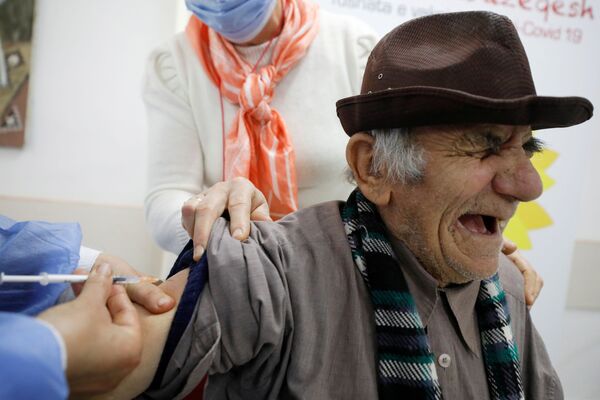 Пожилой мужчина во время вакцинации в Фиери, Албания - Sputnik Кыргызстан