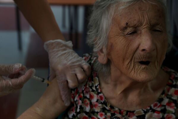 Жительница дома престарелых во время вакцинации CoronaVac в Чили  - Sputnik Кыргызстан