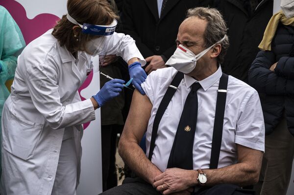Доктор Джованни Ди Перри во время вакцинации в больнице Амедео ди Савойя в Турине, Италия - Sputnik Кыргызстан