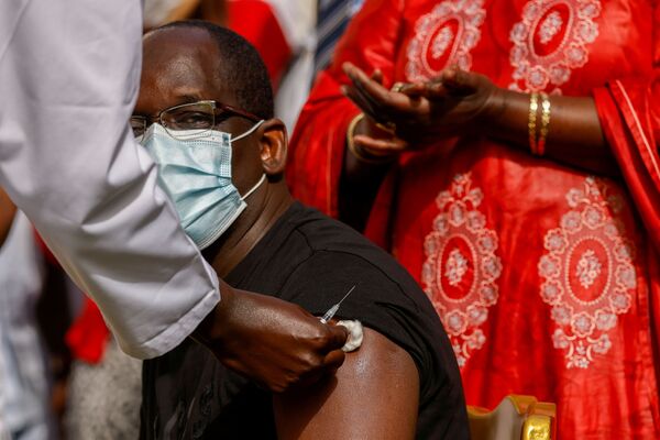 Министр здравоохранения Сенегала Абдулай Диуф Сарр во время вакцинации в Дакаре - Sputnik Кыргызстан