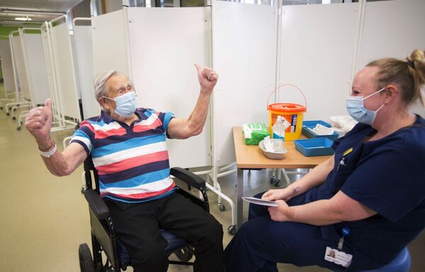 98-летний Генри (Джек) Воукс после вакцинации Pfizer-BioNTech в Бристоле, Англия - Sputnik Кыргызстан