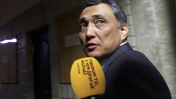 Погоня журналиста за депутатами по коридорам ЖК — видео - Sputnik Кыргызстан