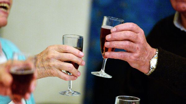 Пенсионеры поднимают бокалы во время праздничного ужина. Архивное фото - Sputnik Кыргызстан