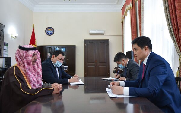 Премьер-министр Улукбек Марипов предложил открыть прямой авиарейс между Кыргызстаном и Саудовской Аравией - Sputnik Кыргызстан