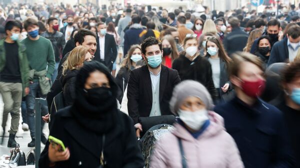 Люди в защитных масках идут улице в Риме, Италия - Sputnik Кыргызстан