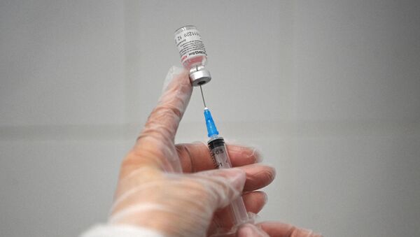 Вакцина даярдап жаткан дарыгер. Архив - Sputnik Кыргызстан