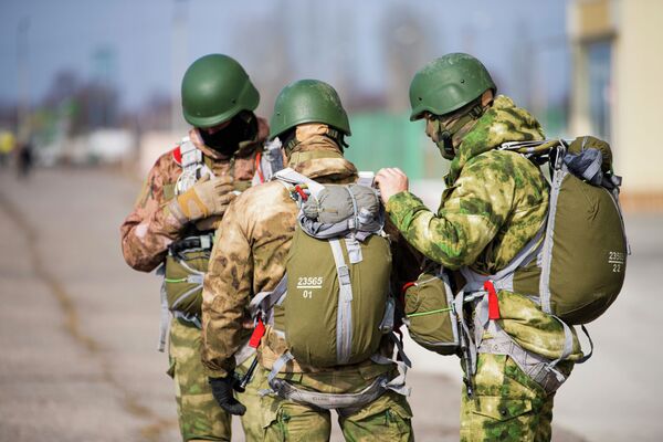 Учения десантников спецназа Пантера Национальной гвардии ВС КР - Sputnik Кыргызстан
