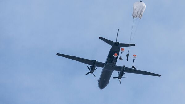 Десантники спецназа Пантера Национальной гвардии ВС КР выполняют учебно-тренировочные прыжки с парашютом на учениях в Чуйской области - Sputnik Кыргызстан