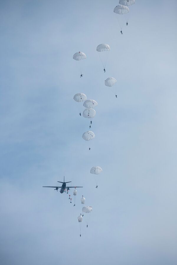 Пантера атайын аскеринин десанттарынын парашюттан секирип түшүп келе жаткан учуру - Sputnik Кыргызстан