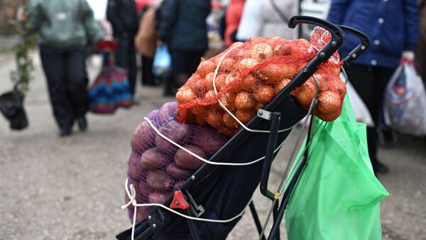Картошка жана пияз жүктөлгөн араба. Архив - Sputnik Кыргызстан
