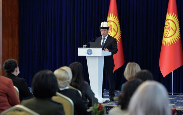 Президент КР Садыр Жапаров встретился с женщинами — представительницами разных профессий из всех регионов страны - Sputnik Кыргызстан