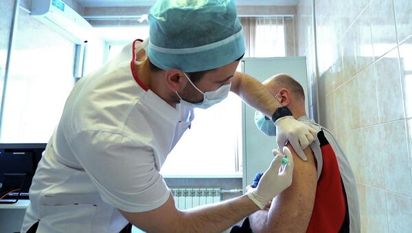 Медик ыктыярдуу кызматкерге Спутник Лайт вакцинасын сайып жатат - Sputnik Кыргызстан