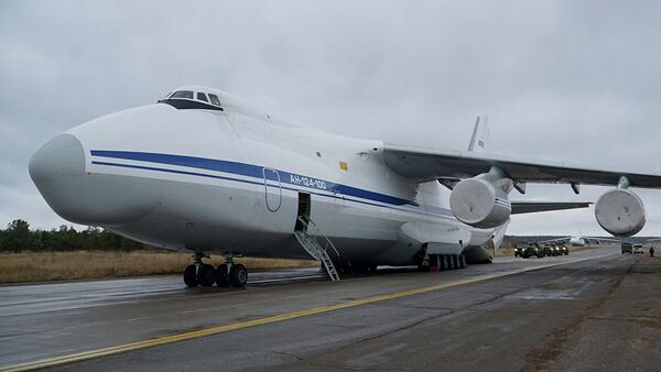 Доставка бронетехники и личного состава российских миротворцев в Армению самолетами Ан-124 Руслан  - Sputnik Кыргызстан
