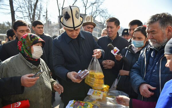 Премьер согласился с доводами и отметил, что лично контролирует регулирование цен на основные продукты питания, прорабатывается вопрос заключения прямых контрактов с производителями растительного масла и сахара.  - Sputnik Кыргызстан