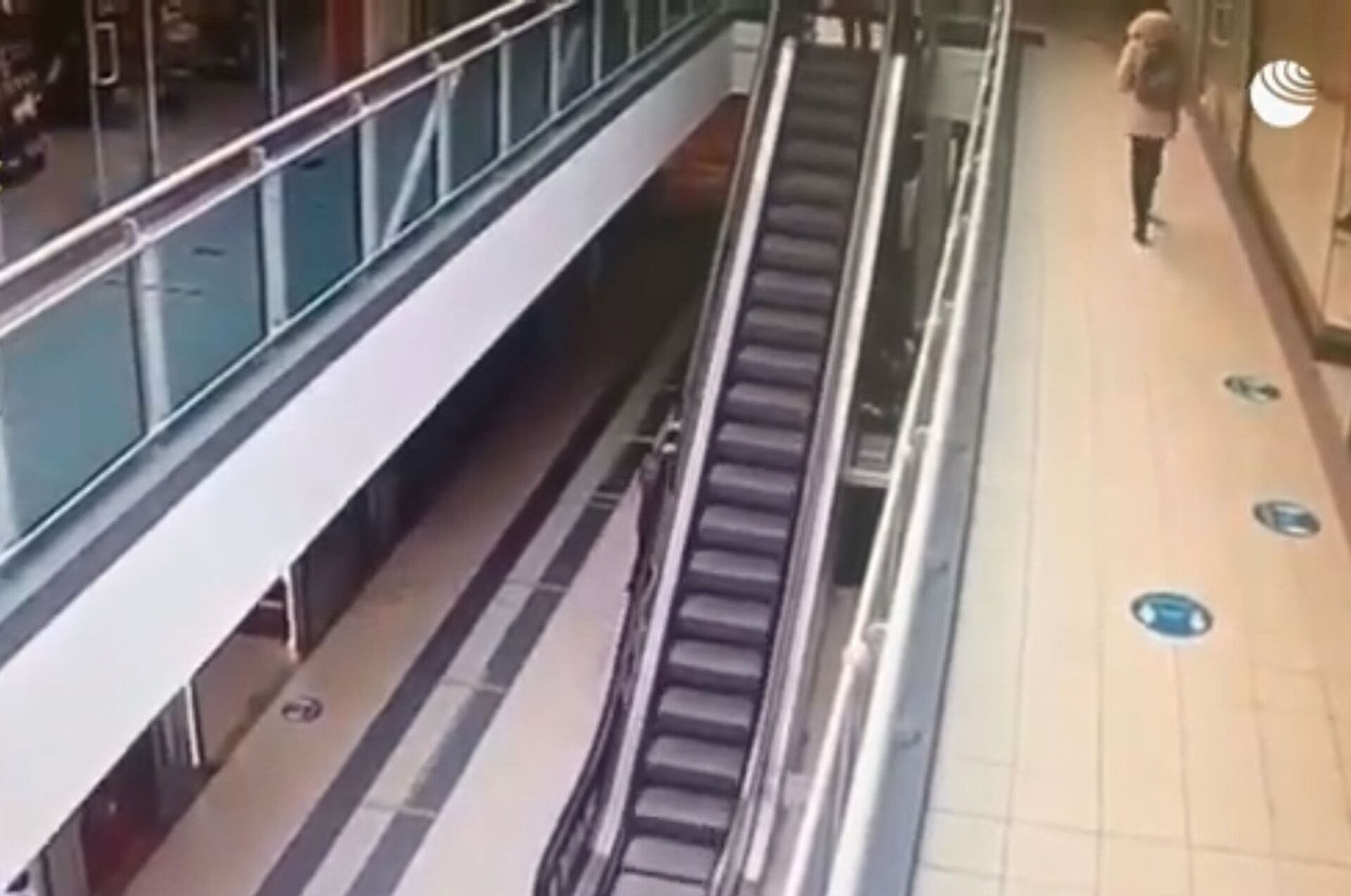 Эскалатор метрополитена поднимает неподвижно. Мальчик на эскалаторе в торговом центре. Мальчик упал с эскалатора в ТЦ. Эскалатор в ТЦ. Эскалатор в торговом центре.