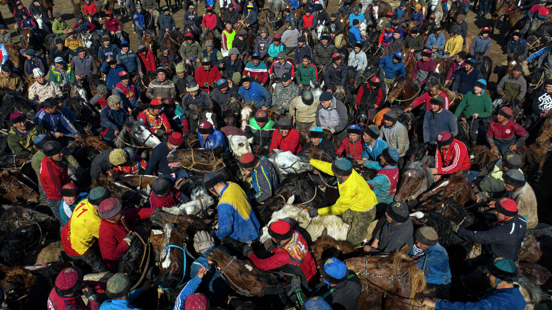 Всадники на лошадях во время игры аламан улак на территории поселка Дача СУ. 6 марта 2021 года - Sputnik Кыргызстан, 1920, 14.03.2021
