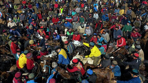 Всадники на лошадях во время игры аламан улак на территории поселка Дача СУ. 6 марта 2021 года - Sputnik Кыргызстан