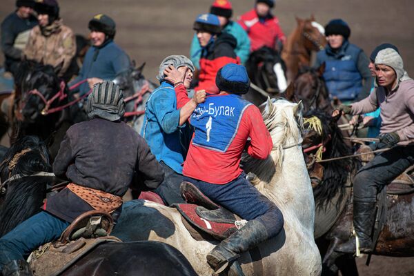 Состязание по игре аламан улак на территории поселка Дача СУ - Sputnik Кыргызстан