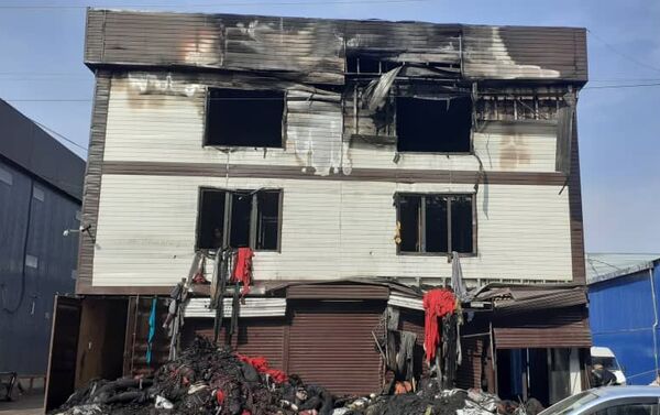 Общая площадь магазина — 450 квадратных метров, из которых 200 сгорело. Как ранее передавало ведомство, информация о возгорании поступила в пожарную службу в 20:33 - Sputnik Кыргызстан