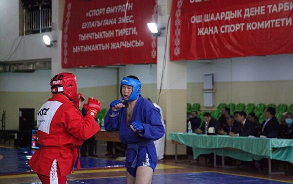 В Оше накануне, 6 марта, стартовал чемпионат Кыргызстана по самбо, сообщает пресс-служба мэрии южной столицы - Sputnik Кыргызстан