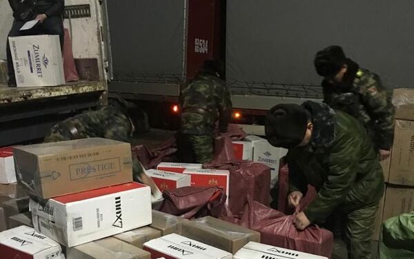 В Таласской области задержаны две большегрузные машины с контрабандными сигаретами, сообщила пресс-служба Госкомитета национальной безопасности - Sputnik Кыргызстан