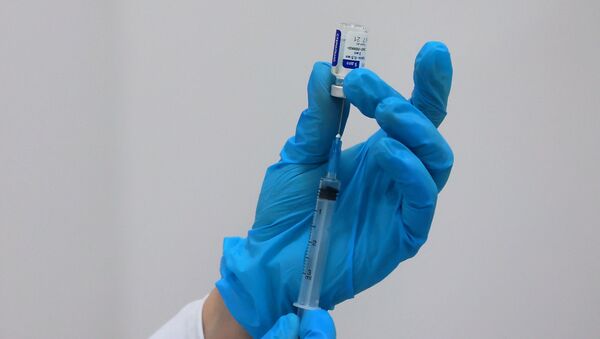 Медициналык кызматкер шприцке COVID-19 каршы вакцинаны алып жатат. Архив - Sputnik Кыргызстан