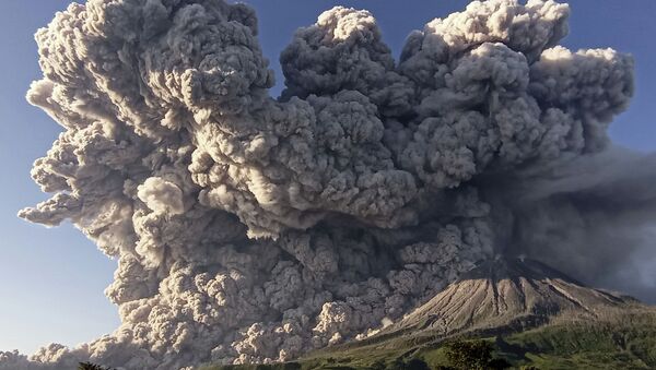 Извержение вулкана Синабунг на острове Суматра, Индонезия. 2 марта 2021 года - Sputnik Кыргызстан