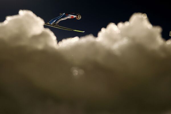 Швециялык спортчу Астрид Норстедт лыжа спорту боюнча Германияда өтүп жаткан Дүйнө чемпионатында машыгуу секириктерин жасап жатат - Sputnik Кыргызстан